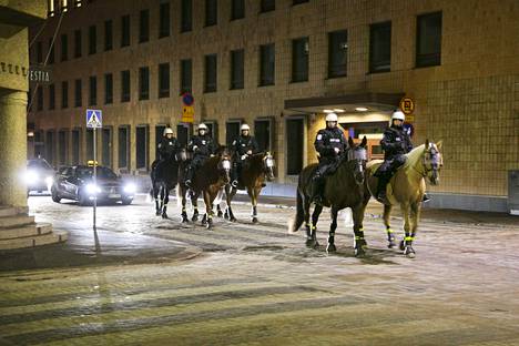 Kumikengät poliisihevosille, uusi metroasema Vattuniemeen, harvinainen  suopöllö kaupan appelsiinikuormassa... Aprillipäivä innoitti pilantekoon  pääkaupunkiseudulla - Kaupunki 