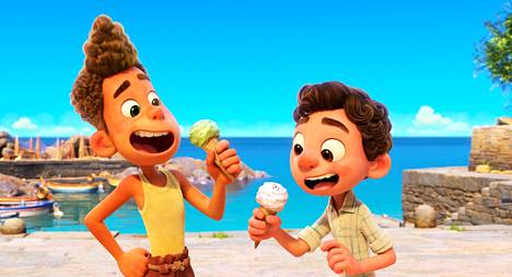 Alberto (Luca Elshout) rohkaisee Lucaa (Pauli Halonen) tutustumaan uuteen maailmaan Disney-Pixarin uutuuselokuvassa Luca.