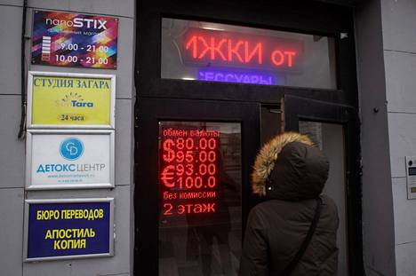 Venäjä hyökkäsi Ukrainaan varhain torstaiaamuna. Hyökkäyksen seurauksena sekä rupla että Moskovan pörssi romahtivat täysin. Kuvassa valuuttakursseja valuutanvaihtopisteen ikkunasssa torstaina.