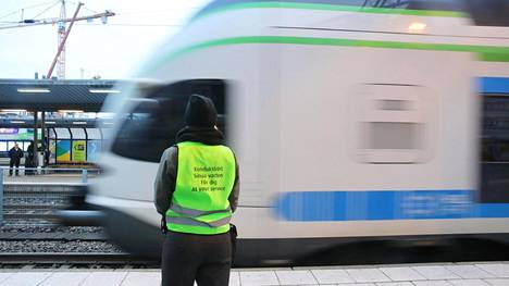 Junaliikenne | Lähijunissa ei ole viikkoihin voinut saada valvontamaksua – Kohta konduktöörit saavat valtuudet sakottaa pummilla matkustavia