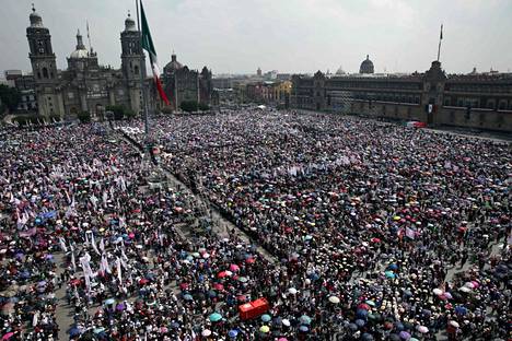 Thousands of supporters listened to the final government statement of President Andrés Manuel López Obrador's term in Zócalo Square in the Mexican capital last Sunday.