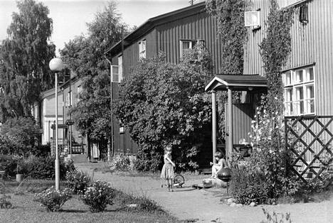 Lapsia Puu-Käpylää halkovan Pohjolankadun sisäpihalla 1983.