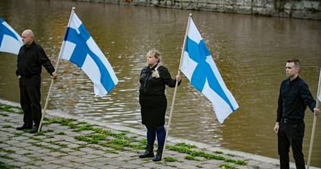 Suomineidot ohjelmassa seurataan muun muassa Meri Kartan osallistumista kansallismielisten tapahtumaan Turussa.