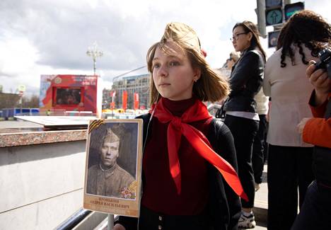 Katerina, 14, aikoi osallistua Kuolematon rykmentti -kulkueeseen, koska pitää sitä velvollisuutenaan sotaan osallistuneiden sukulaistensa vuoksi. Hän ei halunnut kertoa sukunimeään tai kommentoida Ukrainan tapahtumia.