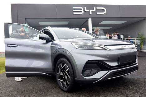 Atto3 on BYD:n lanseerauksen halvin malli. Tässä auto on esittelytapahtumassa Britanniassa huhtikuun lopulla.