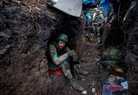 Ukrainalaissotilas lepohetkellä lähellä Bahmutin etulinjaa torstaina.