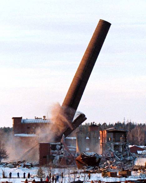 Enson Imatrankosken tehtaan piippu kaatuu. Kuva on vuodelta 1998.