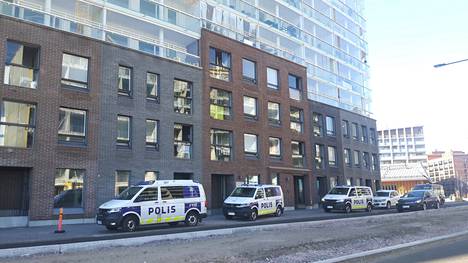 Rakennuksen edessä Helsingin Postipuistossa oli sunnuntai-iltana useita poliisiautoja.