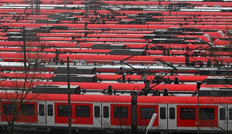 Paikallisjunat seisoivat Münchenin asemalla lakon takia maaliskuun lopussa.