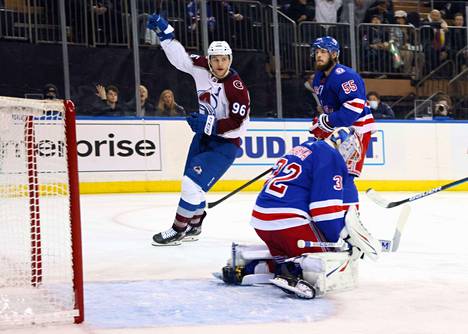 Colorado Avalanchen suomalaistähti Mikko Rantanen tuulettaa maalia ottelussa New York Rangersia vastaan.