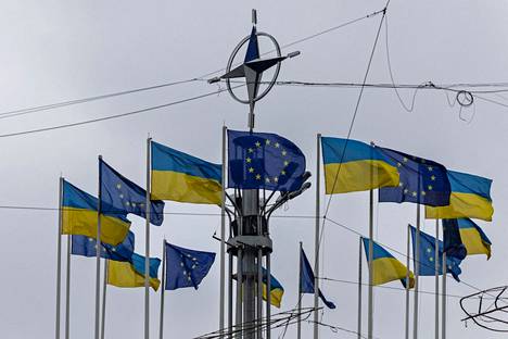 Ukrainan ja EU:n lippuja liehumassa Ukrainan pääkaupungissa Kiovassa tammikuun alussa.