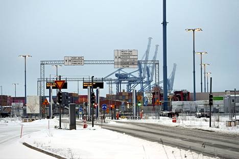 Vuosaaren sataman portti Itä-Helsingissä tiistaiaamuna. Auto- ja kuljetusalan työntekijäliitto AKT aloitti tiistaina vuorokauden mittaisen työnseisauksen Suomen satamissa.