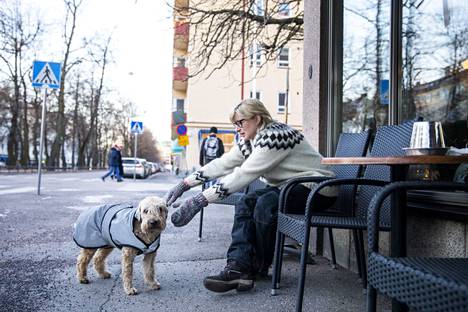 Ståhl kuvattiin Munkkiniemessä kahvilassa, johon hän oli tullut Mimmi-koiran kanssa. 