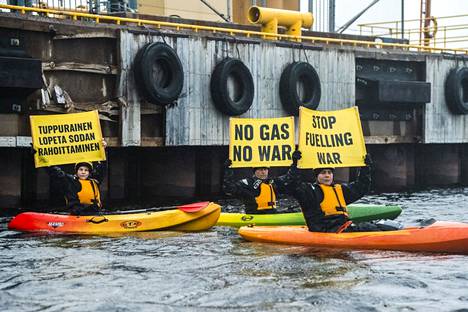  Greenpeacen aktivistit estivät kaasutankkeria kiinnittymästä laituriin Torniossa Röyttän satamassa.