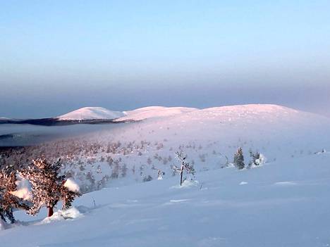 Laukukero kuuluu Pallaksen tunturijonoon. Torstaina Laukukeron huipulla mitattiin mittausaseman historian korkein lämpötila näin myöhään marraskuussa.