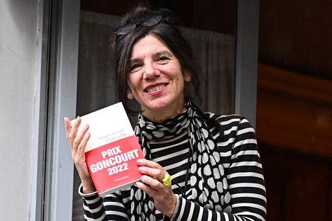 Brigitte Giraud pitelee Goncourt-palkittua Vivre Vite -romaaniaan Drouant-ravintolan ikkunassa Pariisissa 3. marraskuuta.