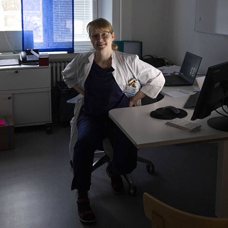 Arja Kobylin tekemässä vuoroa Malmin päivystyksessä. Videovastaanotoilla hän ottaa potilaaseen yhteyden kodinhoitohuoneestaan ilman lääkärintakkia.
