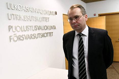 Puolustusministeri Jussi Niinistö asteli puolustusvaliokunnan kuultavaksi kaksoiskansalaisten kohtelusta tiistaina.