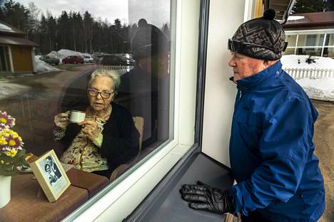 Yli 65 vuotta kestänyttä liittoa ei koronaviruskaan heikennä. Ylitorniolaiset Toivo ja Kaarina Makslahti viettävät hääpäiväänsä ikkunan läpi.