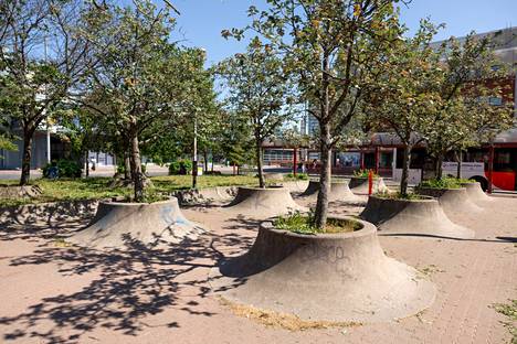 Itäkeskus' concrete flower pots have been skated on since the 80s, and Kempas says that the place is one of the longest continuously skated places in Helsinki.