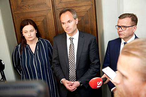 Kokoomuksen puoluesihteeri Kristiina Kokko, eduskunta­ryhmän puheenjohtaja Kai Mykkänen ja puolueen puheenjohtaja Petteri Orpo tiistain tiedotus­tilaisuudessa. 