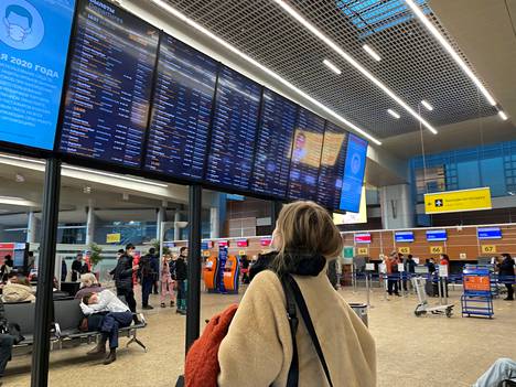 Matkustaja tarkisti lähteviä lentoja Šeremetjevon lentokentällä Moskovassa 28. helmikuuta.