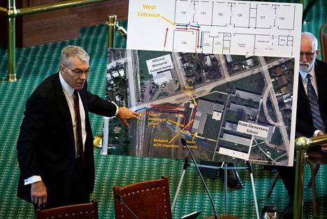 Texasin korkea turvallisuusjohtaja Steve McCraw havainnollisti kouluampumisen aikajanaa karttojen ja grafiikoiden avulla Austinissa tiistaina.