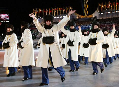 Venäjän joukkue marssi Salt Lake Cityn avajaisissa vuonna 2002 asuissa, jotka täyttivät stereotypiat venäläisestä pukeutumisesta.