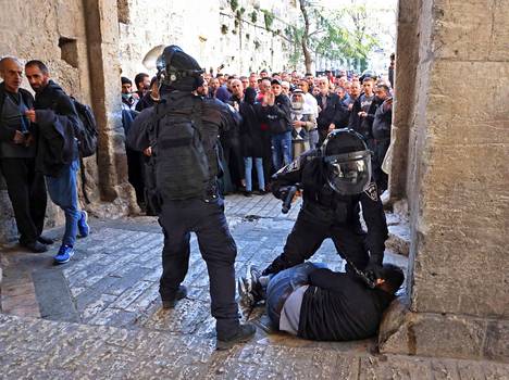 Israelin poliisi taltutti mielenosoittajaa Al-Aqsan moskeijan alueela.