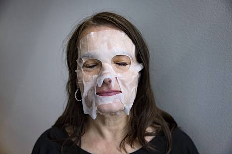 Toimittaja kokeili kosteuttavaa kauneusnaamiota eli sheet maskia. 