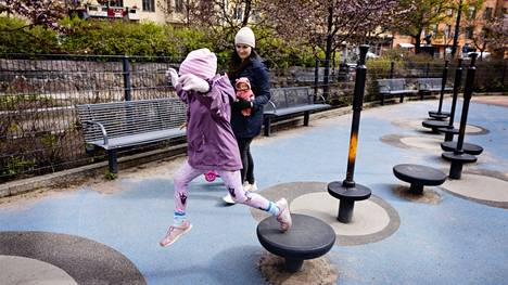 Milla Louhelainen ja hänen tyttärensä leikkimässä tutussa leikkipuistossa.