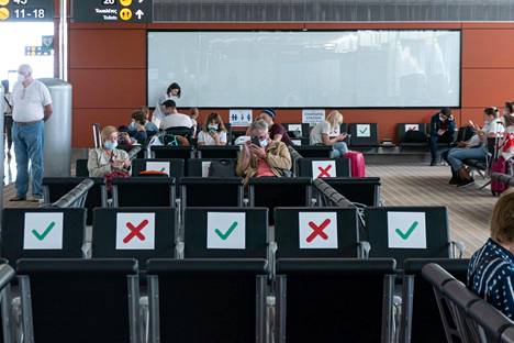 Matkustajat odottivat lentoa Larnacan lentokentällä Kyproksella 17. toukokuuta.