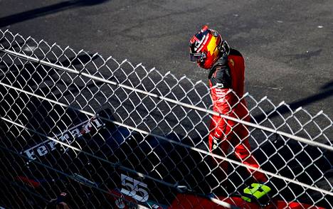 Carlos Sainz tarkasti Ferrarinsa kuntoa Monacon katuradalla.