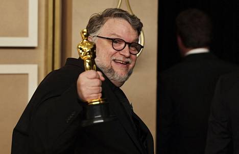 Meksikolainen Guillermo del Toro pokkasi parhaan pitkän animaation Oscarin Pinokkio-nukkeanimaatiostaan.