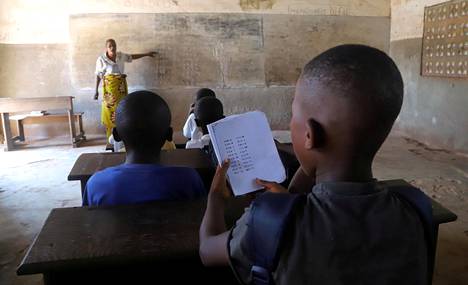 Koulunkäyntiä Wangatassa Kongon demokraattisessa tasavallassa viime toukokuussa.