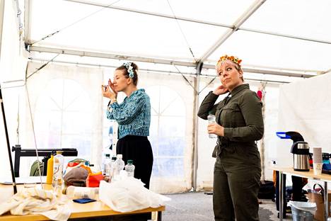 Bergå Folk Projectin Aili Järvelä (oik.) ja Iida Savolainen valmistautuivat illan keikkaan telttaan rakennetulla backstagella.
