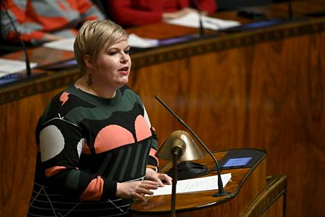 Valtiovarainministeri Annika Saarikko (kesk) puhui eduskunnan vaihtoehtobudjettikeskustelussa keskiviikkona.
