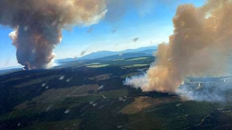 BC Wildfire Services jakoi torstaina Twitter-tilillään kuvan kahdesta metsäpalosta Brittiläisessä Kolumbiassa Kanadassa.