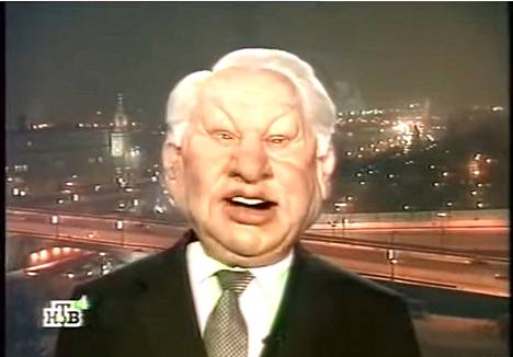 Кукла Бориса Ельцина поздравляет с наступающим 1999-м. Скриншот с ТВ-экрана.