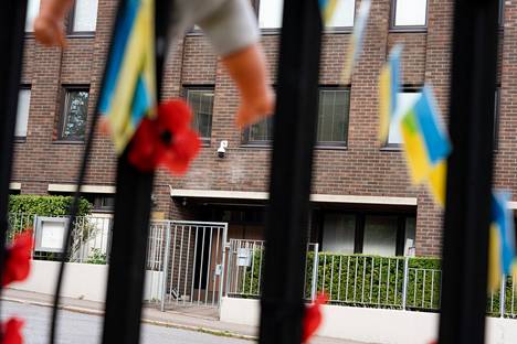 Konsulaatin lähistölle on tuotu muun muassa Ukrainan lippuja.