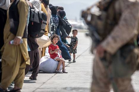 Lapsi odotti Kabulin lentokentällä pääsyä evakuointi koneeseen 22. elokuuta. Britannian ulkoministeriön entisen työntekijän mukaan myös Britannian yhteistyö Yhdysvaltojen kanssa toimi evakuoinneissa huonosti.