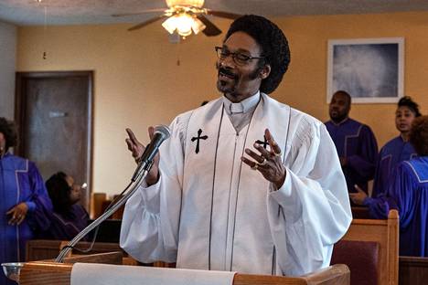 Rap-artisti Snoop Dogg näyttelee pastori Swiftia, Flenoryn perheen lipevän oloista pappia. Perheen pojat Demetrius ja Terry eivät hänen sanomisistaan vaikutu.