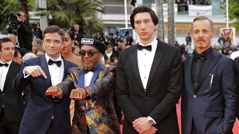 Spike Leen odotettu uutuus saa tänään ensi-iltansa Cannesissa – Elokuvassa näyttelevä Jasper Pääkkönen poseerasi punaisella matolla Leen ja elokuvan muiden tähtien kanssa