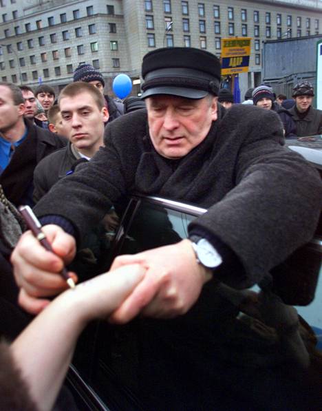 Vuoden 1999 vaaleissa  Vladimir Žirinovski kirjoitti nimikirjoitustaan kannattajansa ranteeseen Moskovan keskustassa pidetyssä kampanjatilaisuudessa.