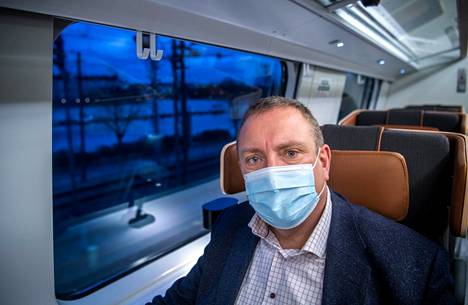 VR Groupin erotettu toimitusjohtaja Lauri Sipponen ei suostunut puhumaan HS:n kanssa erottamisensa syistä, koska niin oli työnantajan kanssa sovittu. Kuvassa Sipponen junassa marraskuussa 2021.