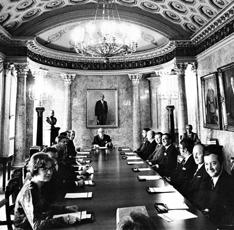Tasavallan presidentti Urho Kekkonen myönsi eron yli 6 kk istuneelle Rafael Paasion hallitukselle valtioneuvostossa.