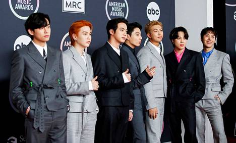 BTS-yhtyeen jäsenet kuvattiin American Music Awards -palkintogaalan yhteydessä Los Angelesissa marraskuussa 2021. Kuvassa vasemmalta oikealle V, Suga, Jin, Jungkook, RM, Jimin ja J-Hope.