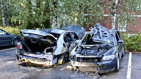 Espoon Matinkylässä paloi useita autoja sunnuntain vastaisena yönä – Asukas heräsi kun parkkipaikalla roihusi: ”Ihan kuin olisi iso koripallo räjähtänyt”