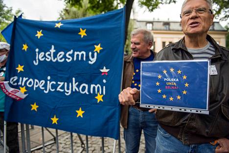 Mielenosoittajat kokoontuivat elokuun lopussa Puolan korkeimman oikeuden eteen Varsovassa. Mielenosoittajien huolena oli, että kiista korkeimman oikeuden kurinpitojaostosta johtaa Polexitiin, Puolan eroon EU:sta. ”Olemme eurooppalaisia”, kyltissä sanotaan. 