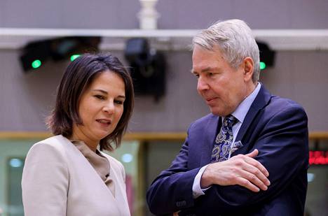 Saksan ulkoministeri Annalena Baerbock ja Suomen ulkoministeri Pekka Haavisto keskustelivat ennen maanantain EU-kokousta Brysselissä.